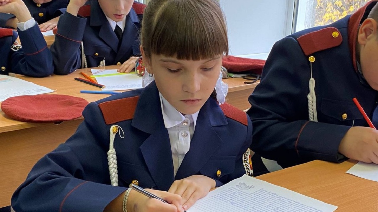 Школьники Челябинска пишут письма мобилизованным и участникам СВО