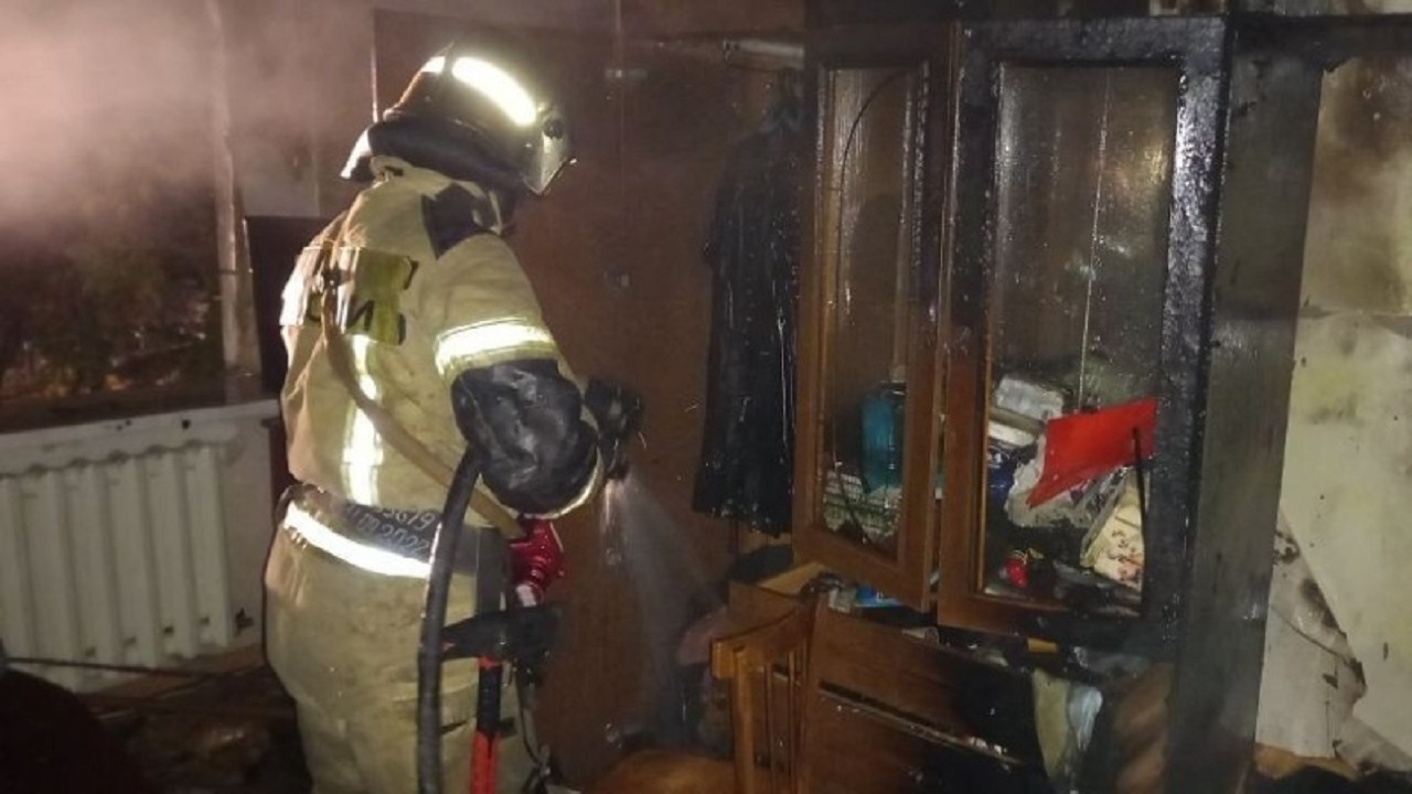 Во время ночного пожара в Челябинске пострадала женщина