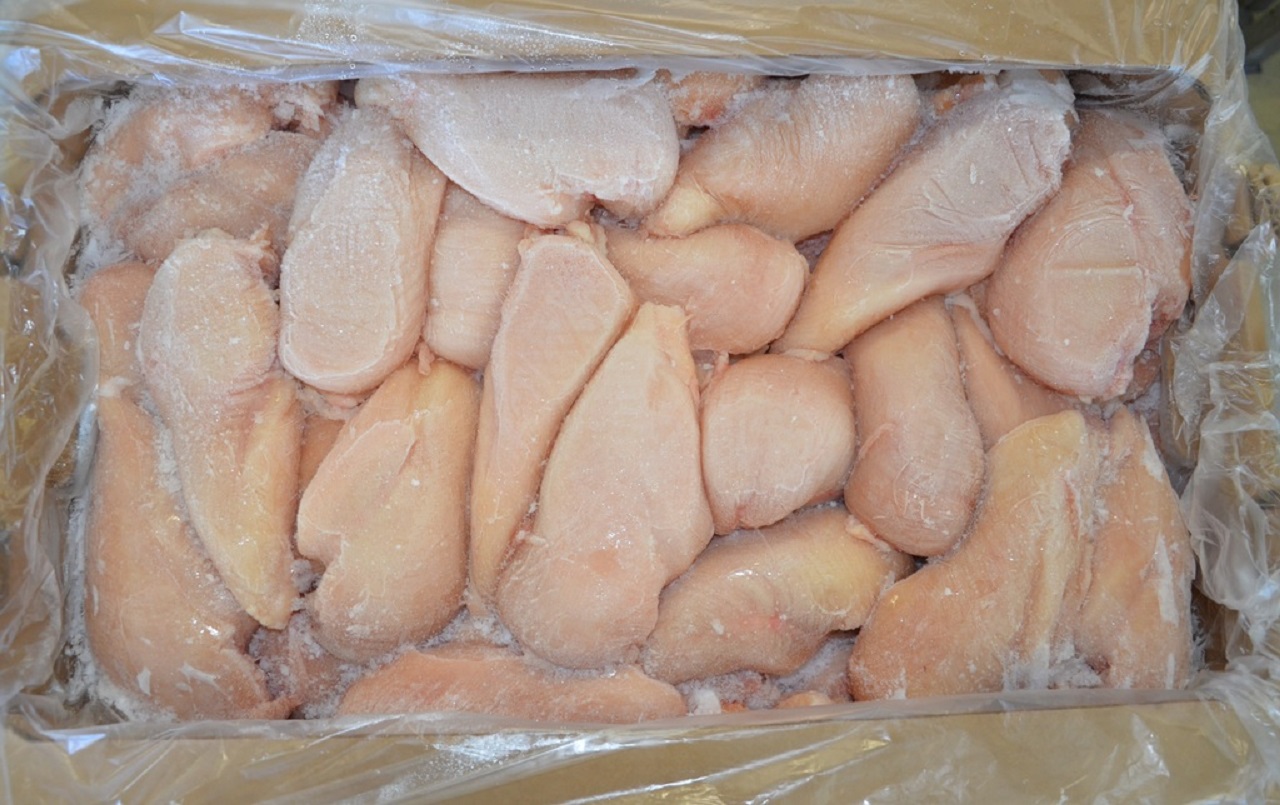 Почти 15 тонн просроченной курятины нашли в Челябинской области