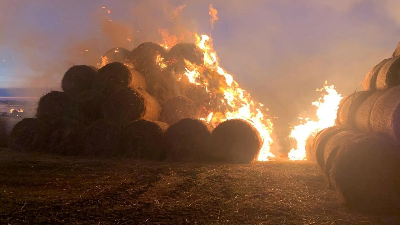В Челябинской области сгорело 600 тонн сена: тушили 12 часов