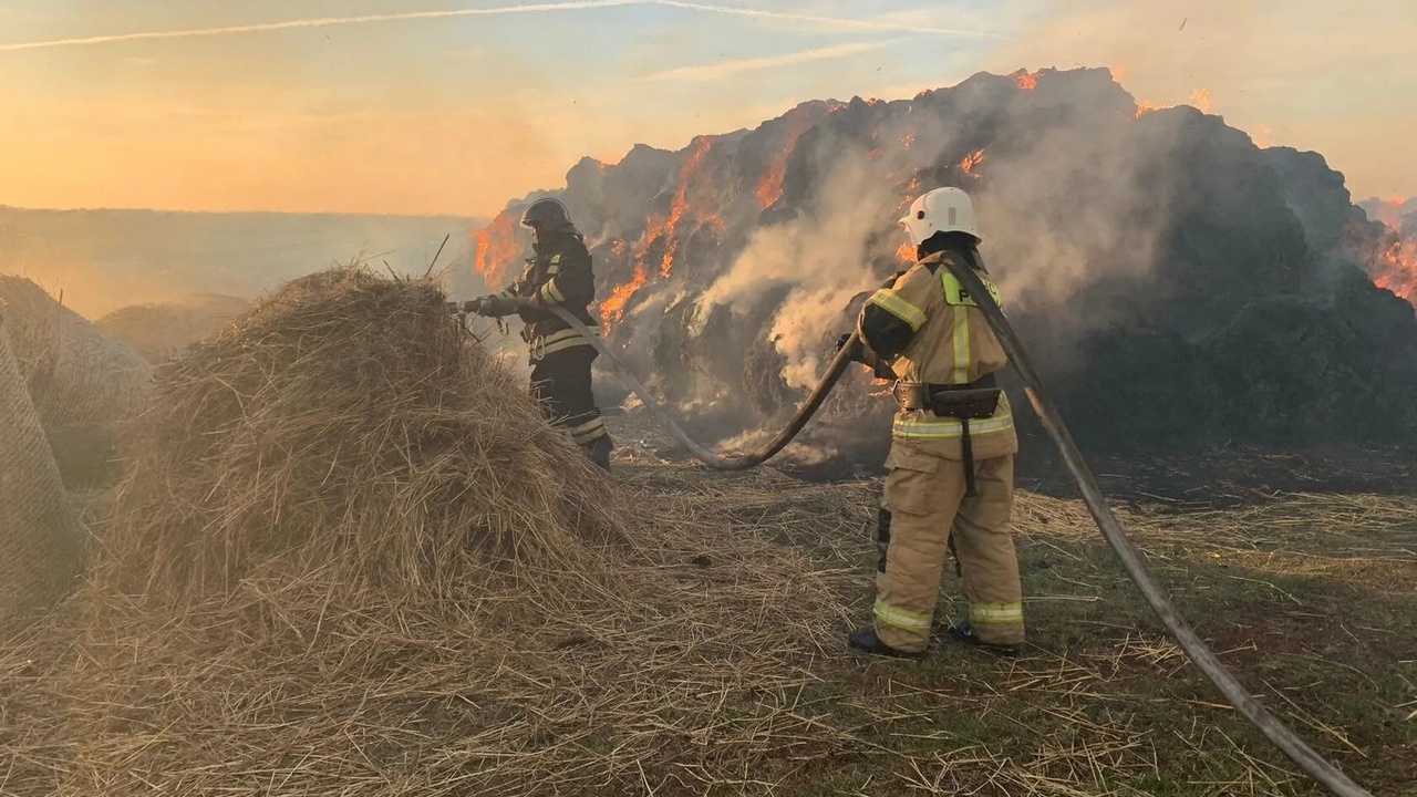 В Челябинской области сгорело 600 тонн сена: тушили 12 часов