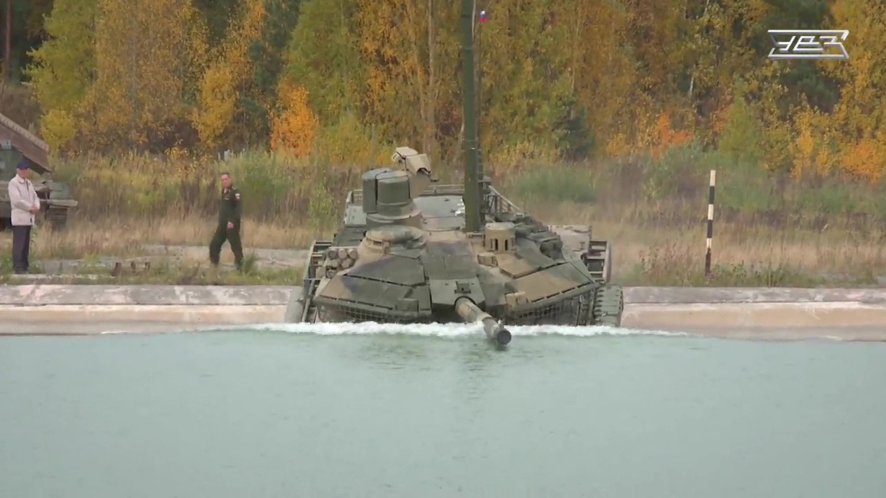 Новый танк с челябинским двигателем испытали под водой