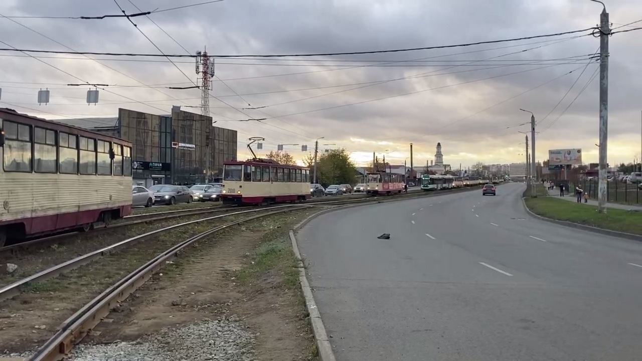 Двухвагонный трамвай сошел с рельсов и перегородил дорогу в центр Челябинска