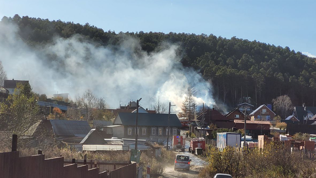 Огромный столб дыма: возле озера Тургояк в Челябинской области загорелись два дома и баня
