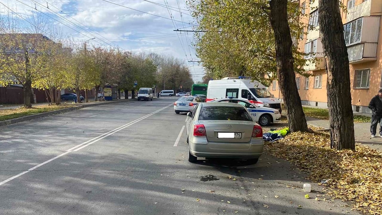 Пенсионерка решила сократить путь и погибла под колесами автомобиля в Челябинске