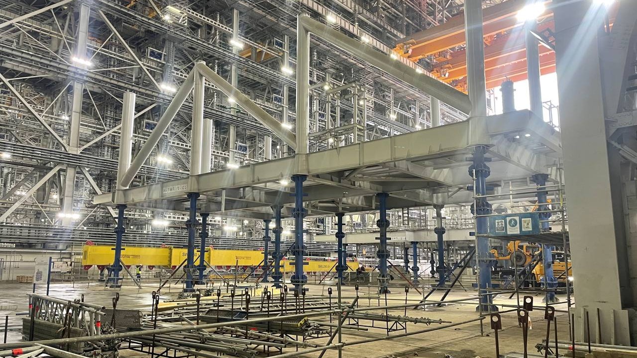 Предприятия Урала помогают строить гигантские плавучие заводы по сжижению газа