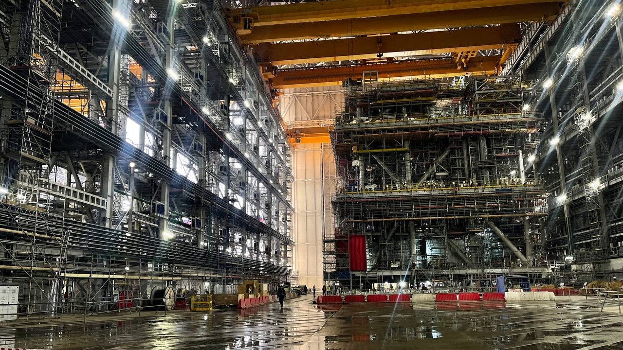 Предприятия Урала помогают строить гигантские плавучие заводы по сжижению газа
