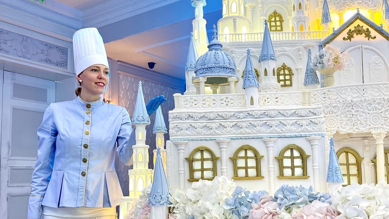 Торт-замок высотой в человеческий рост сделала уроженка Челябинска