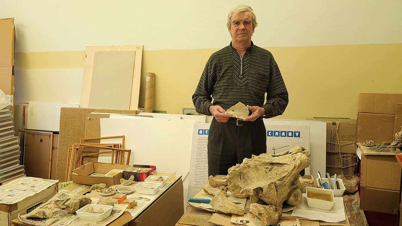 Спелеоархеолог из Челябинска реставрирует череп древнего "единорога"