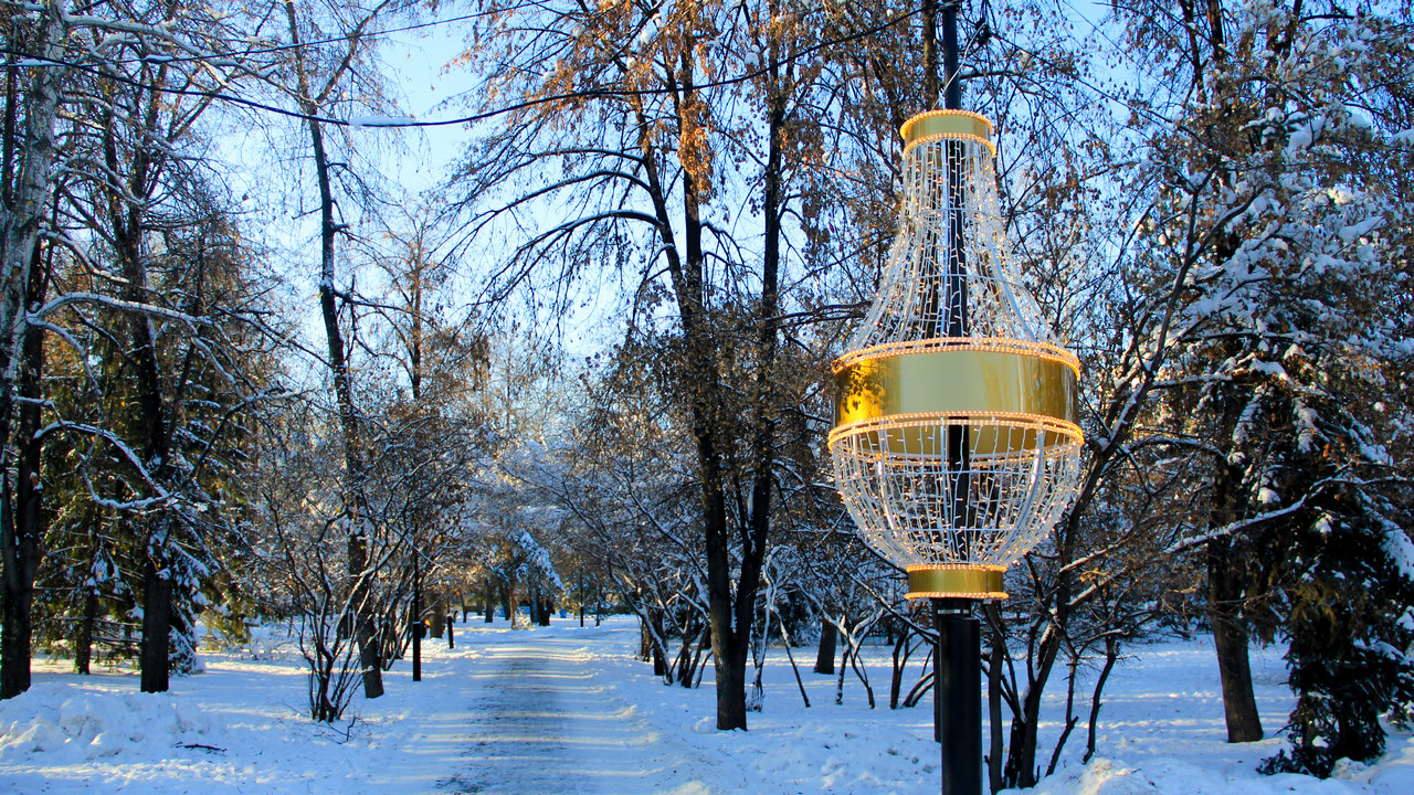 Монтаж новогодней иллюминации начался в Челябинске