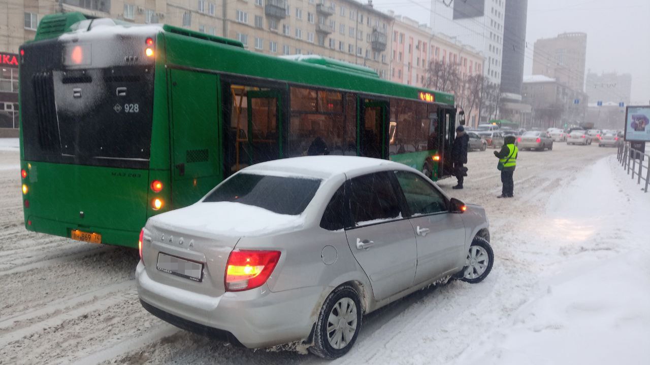 В Челябинске пассажирский автобус чуть не оторвал дверь легковушке