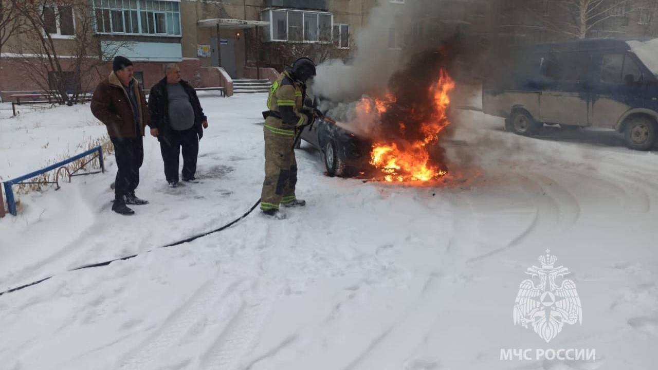 Машина сгорела во дворе многоэтажки в Челябинской области