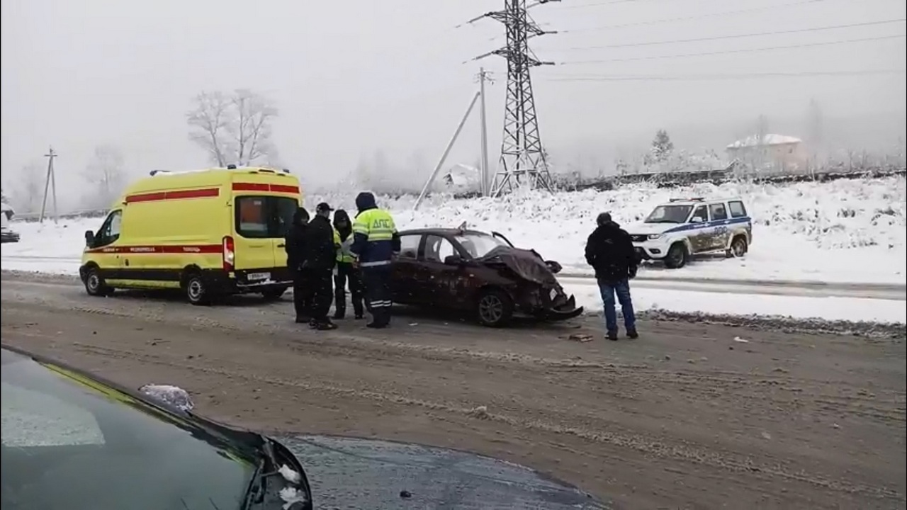 На трассе в Челябинской области произошло ДТП с грузовиком: пострадали двое