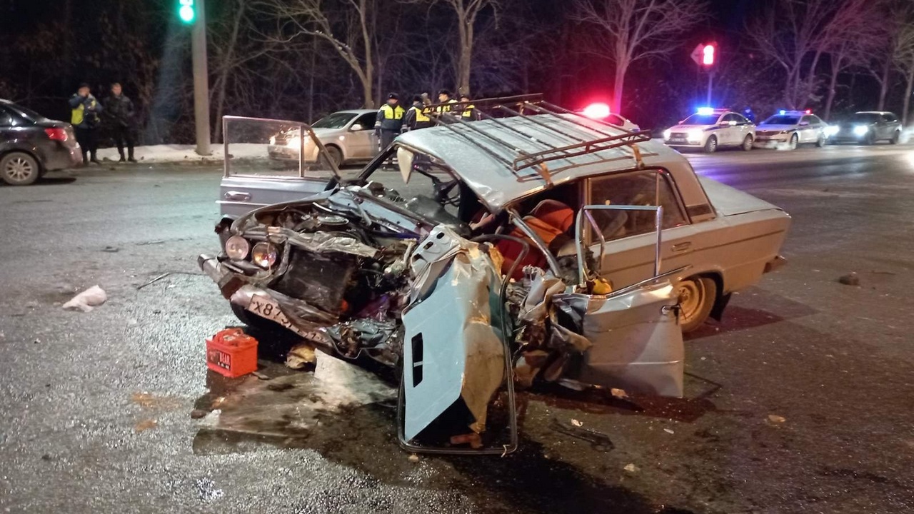 Автобус протаранил легковушку в Челябинске: погиб водитель, трое пострадали