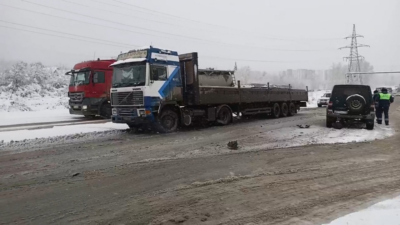 На трассе в Челябинской области произошло ДТП с грузовиком: пострадали двое
