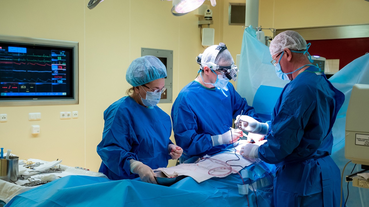 Спасли двух женщин: челябинские врачи провели сложные операции на сердце