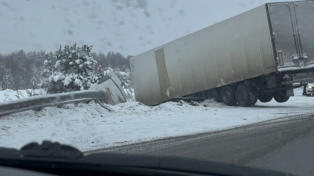 Трассу М5 разблокировали после ДТП с грузовиком на границе Челябинской области