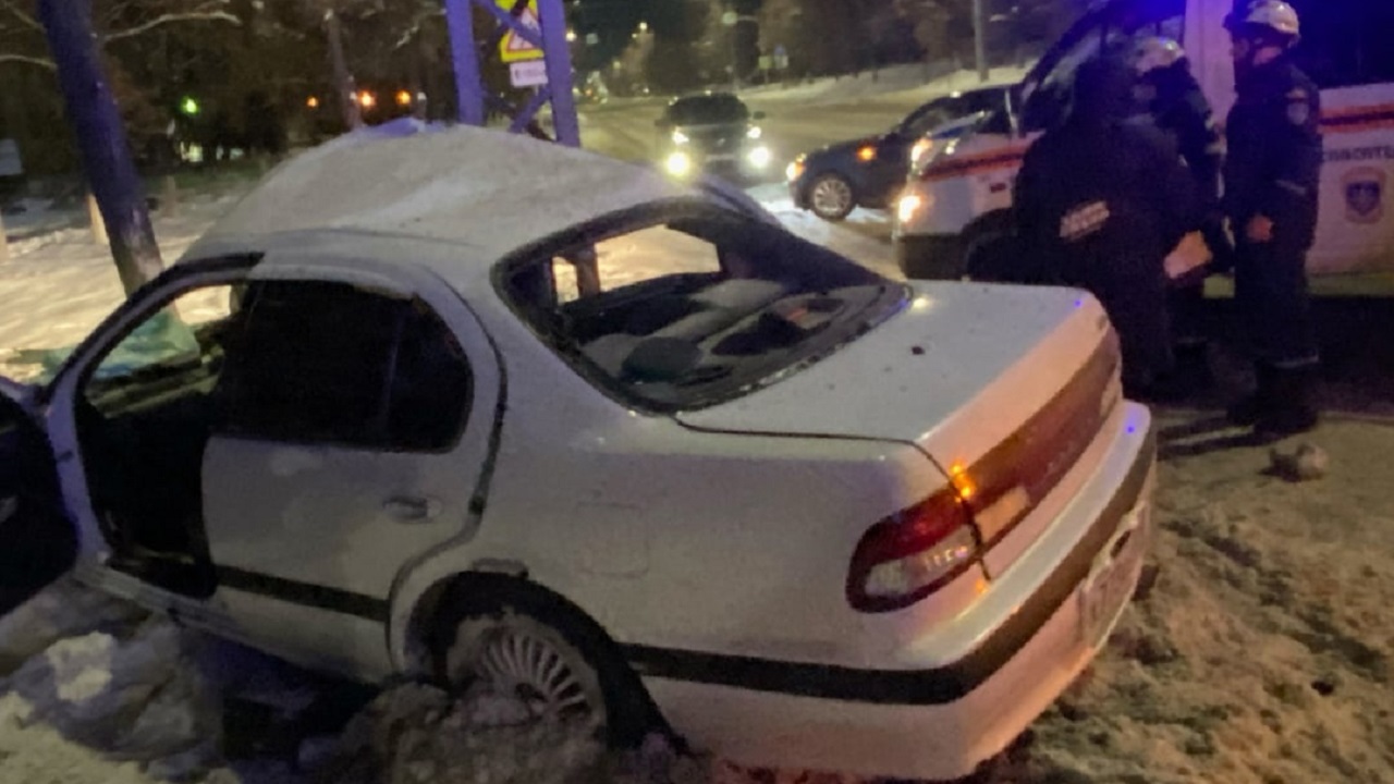 В Челябинской области автомобиль протаранил столб: женщина-водитель застряла в салоне