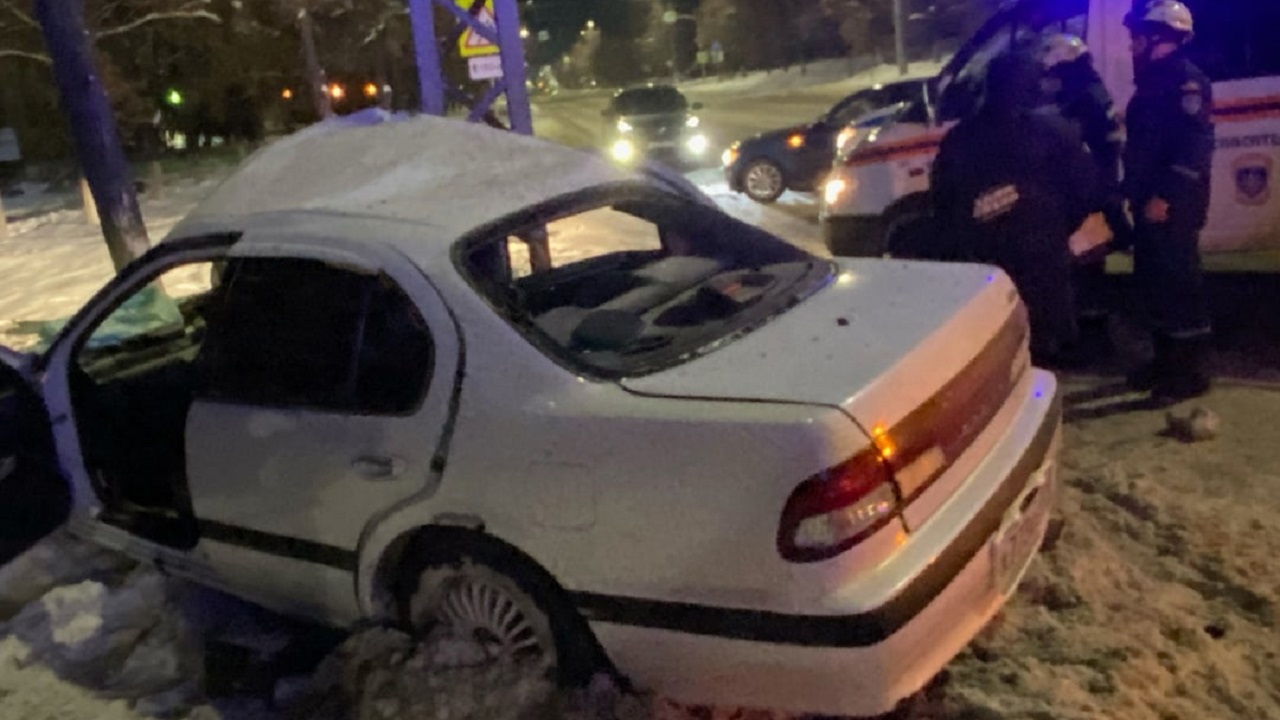 В Челябинской области автомобиль протаранил столб: женщина-водитель застряла в салоне В Челябинской области автомобиль протаранил столб: женщина-водитель застряла в салоне