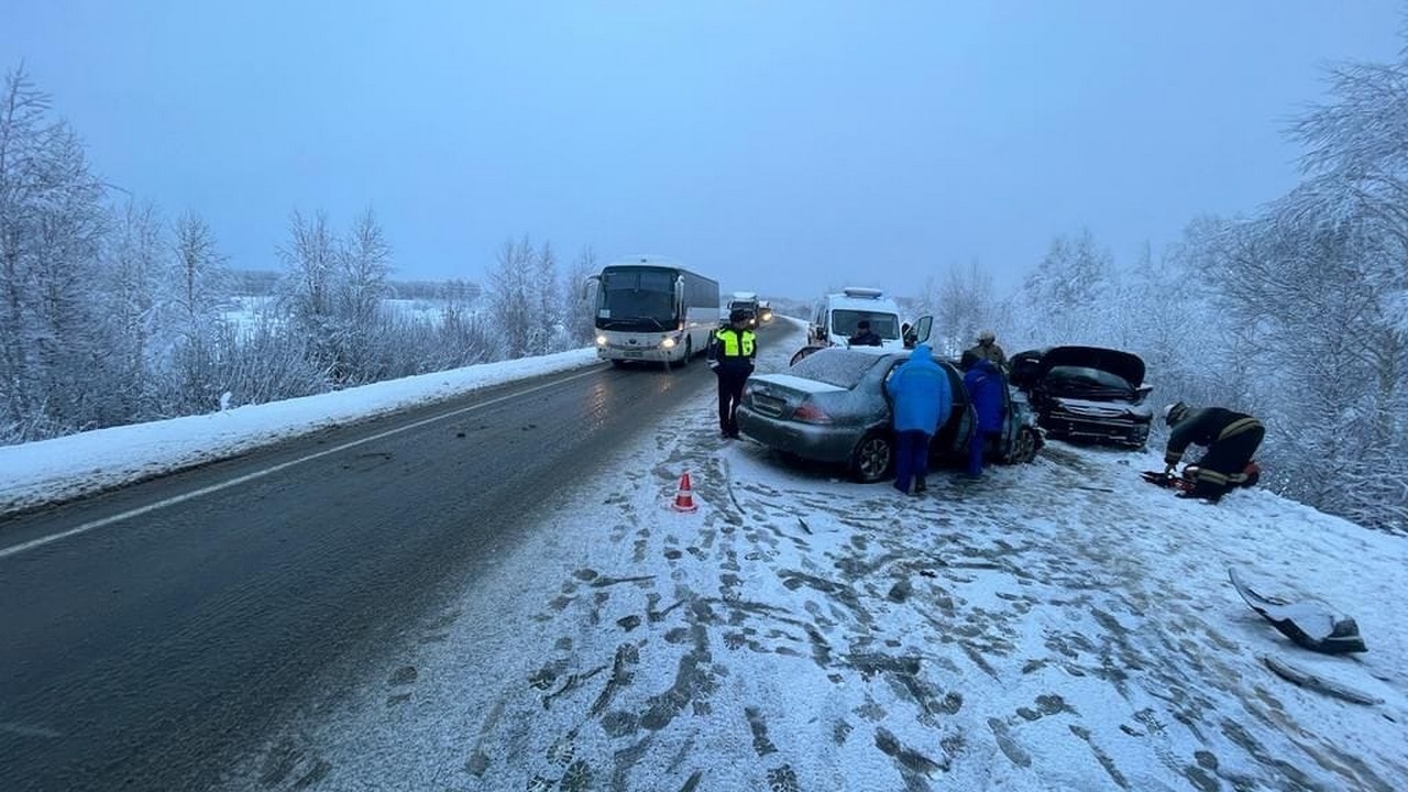 В лобовом ДТП на трассе под Челябинском погибли три человека