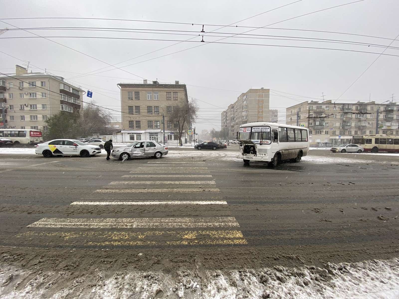 В Челябинске маршрутка с пассажирами столкнулась с легковушкой, есть пострадавшие 