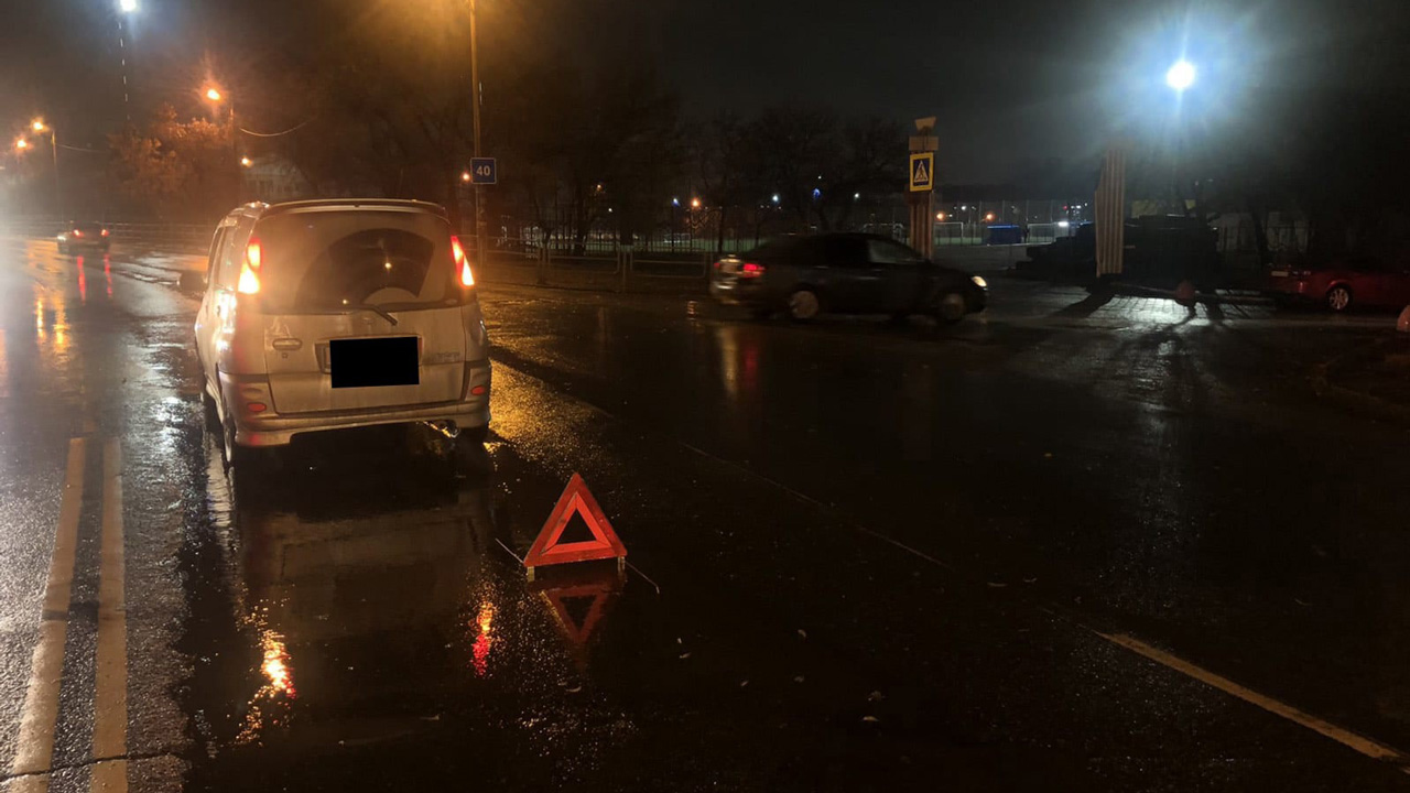 Иномарка сбила двоих пешеходов на переходе в Челябинске