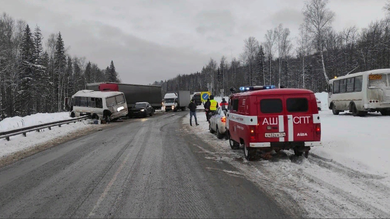 Один человек погиб и пятеро пострадали в ДТП с фурой и автобусом на М5 под Ашой