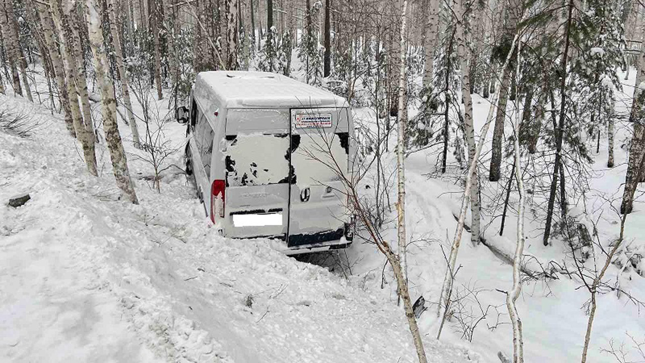 Легковушка врезалась в автобус в Челябинской области, есть пострадавшие