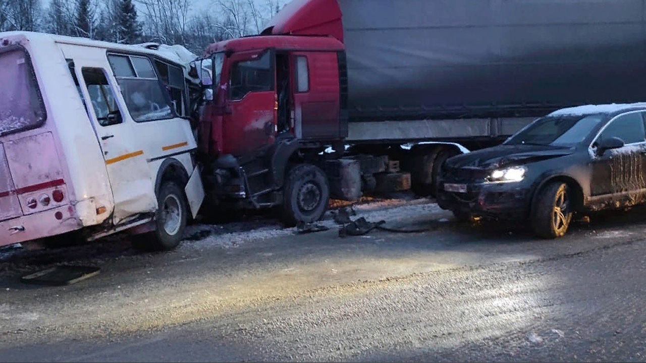 Один человек погиб и пятеро пострадали в ДТП с фурой и автобусом на М5 под Ашой