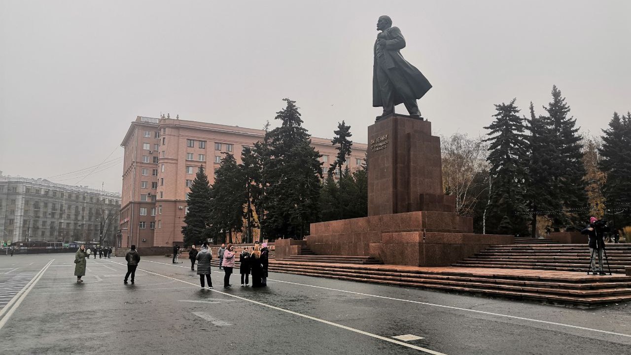 На главной площади Челябинска заменят старые ели