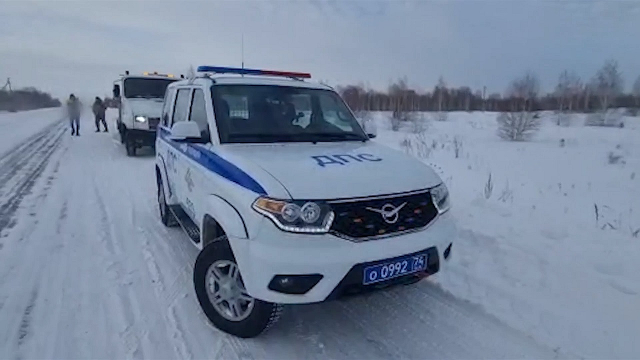 Сотрудники ГИБДД в Челябинской области помогли водителям грузовиков на дорогах