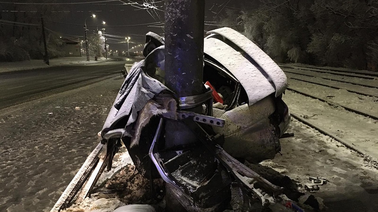 Автомобиль врезался в столб в Челябинске, есть пострадавшие