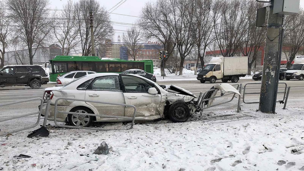 Две иномарки столкнулись и снесли металлическое ограждение в Челябинске, есть пострадавшие