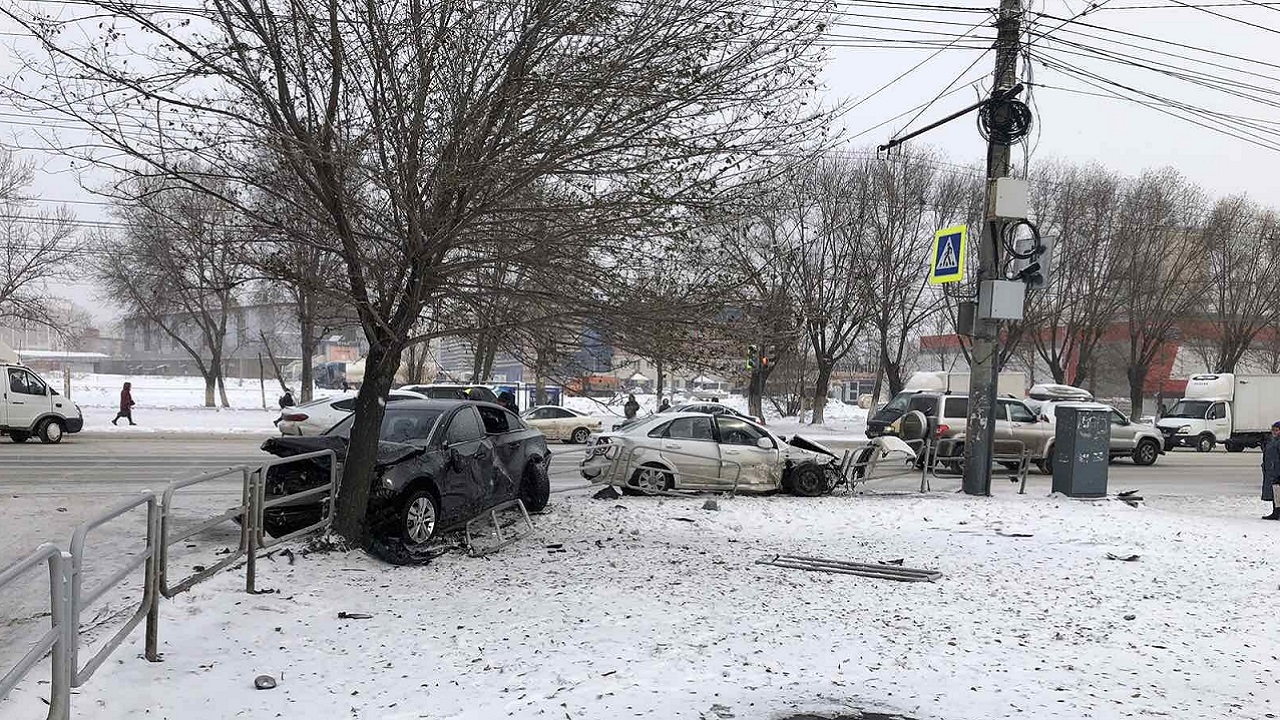 Две иномарки столкнулись и снесли металлическое ограждение в Челябинске, есть пострадавшие