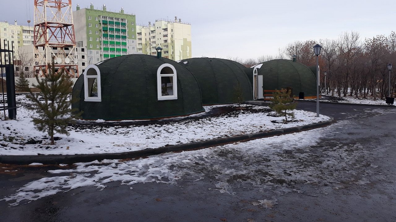 "Домики хоббитов" появились в экопарке в Магнитогорске