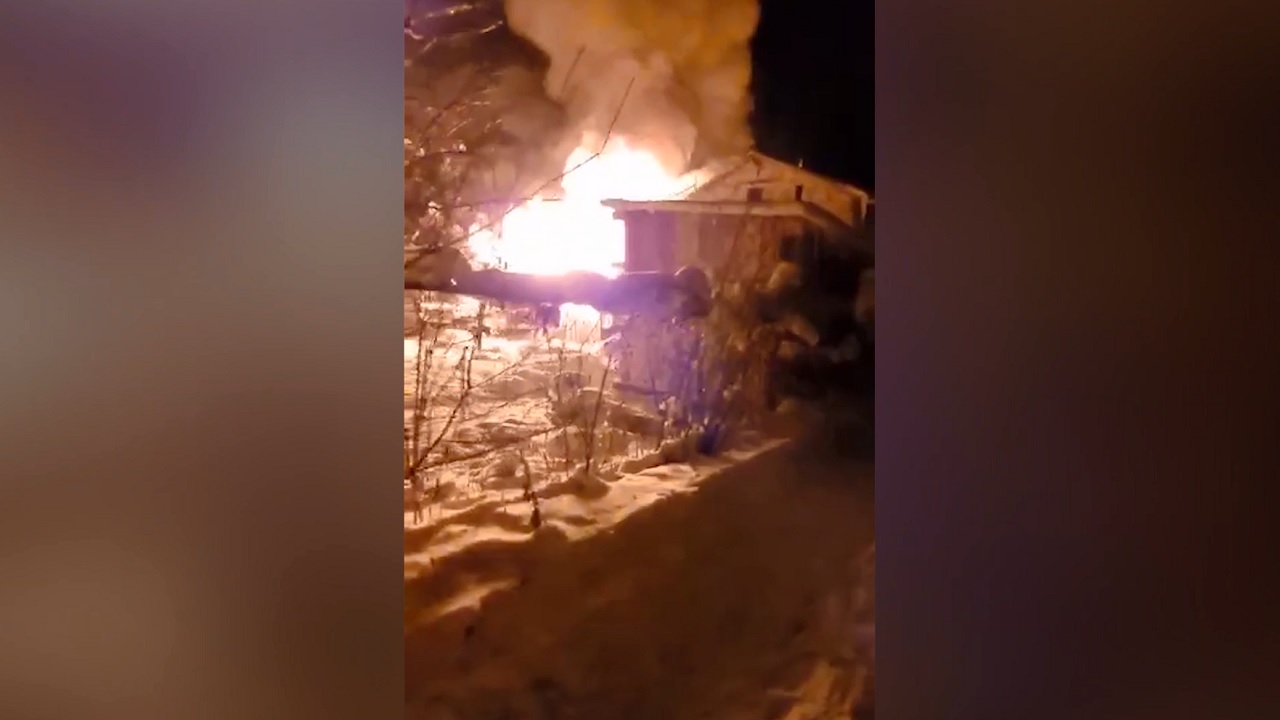 Полицейские спасли семью из горящего дома в Челябинской области Полицейские спасли семью из горящего дома в Челябинской области