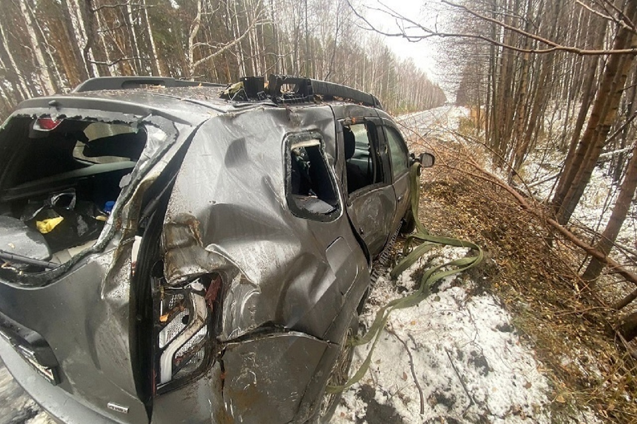 Под Челябинском автомобиль вылетел в кювет и врезался в дерево