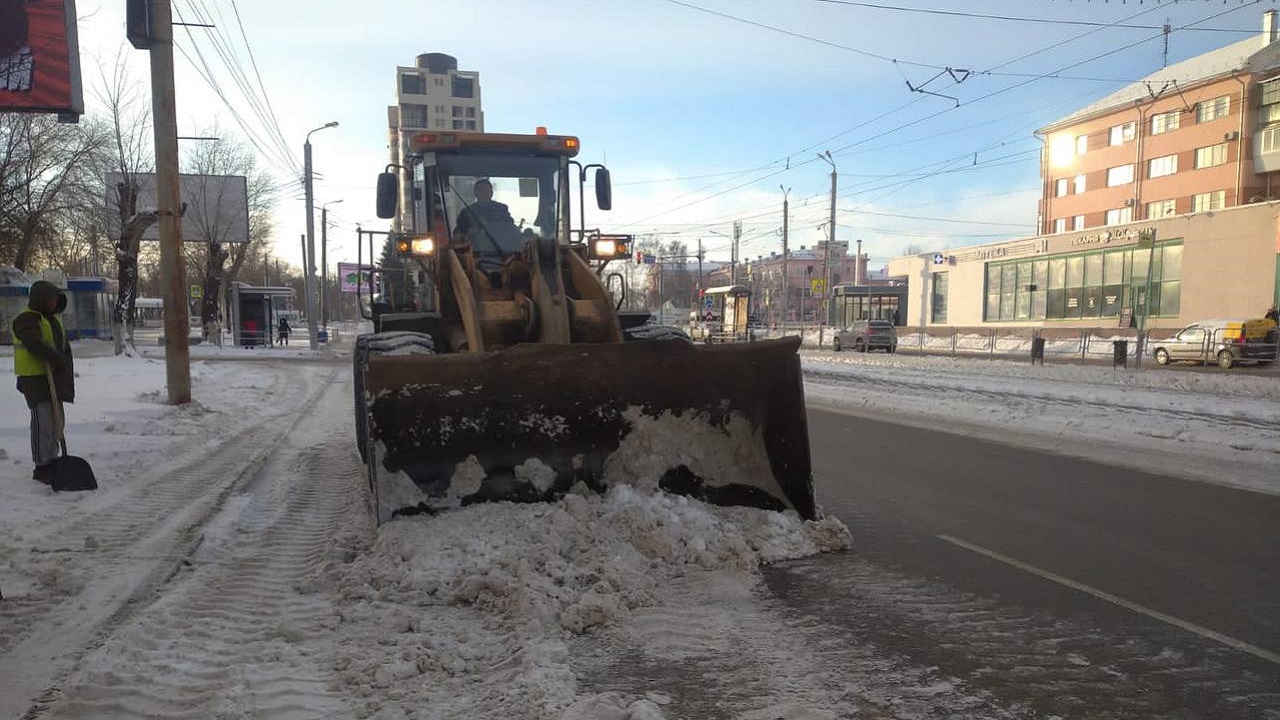 Глава Челябинска поручила очистить остановки и тротуары от снега и наледи