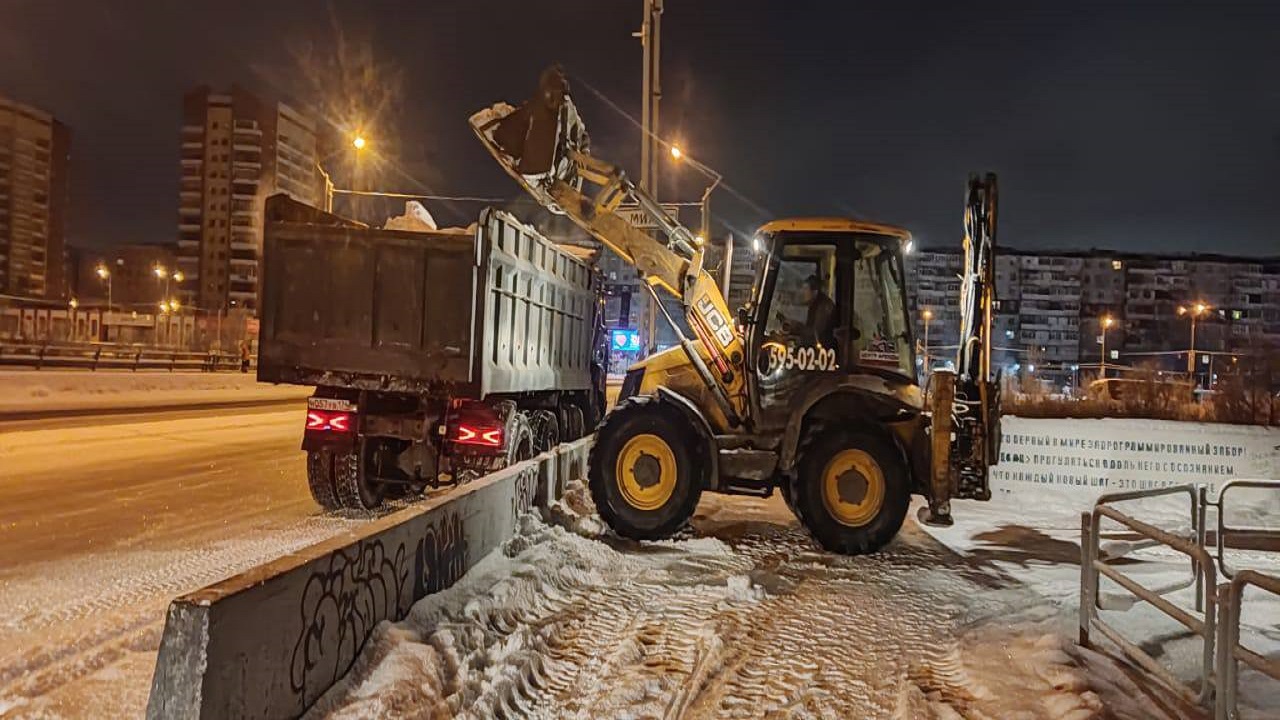 Почти 200 единиц техники вывели для уборки снега в Челябинске