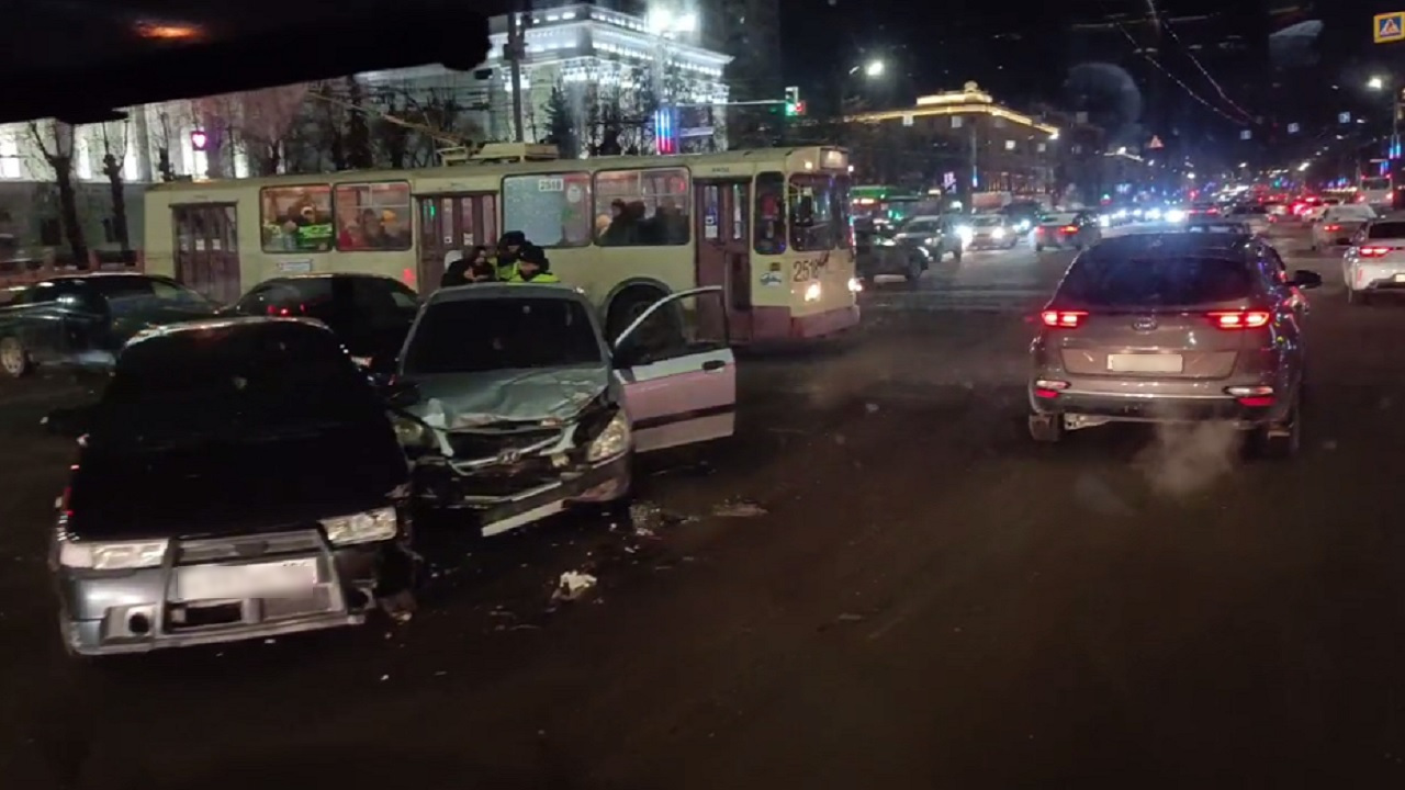 Огромная пробка возникла из-за ДТП с 4 автомобилями в центре Челябинска