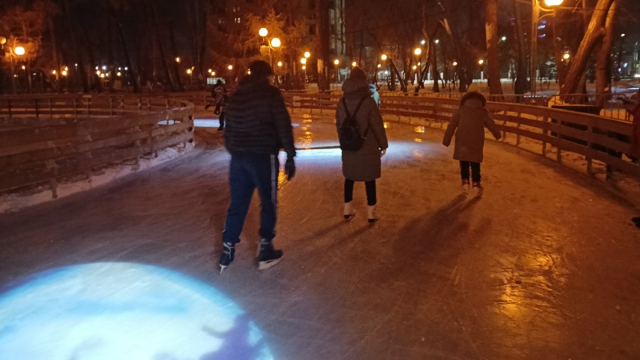 В Челябинске открылся необычный каток под открытым небом