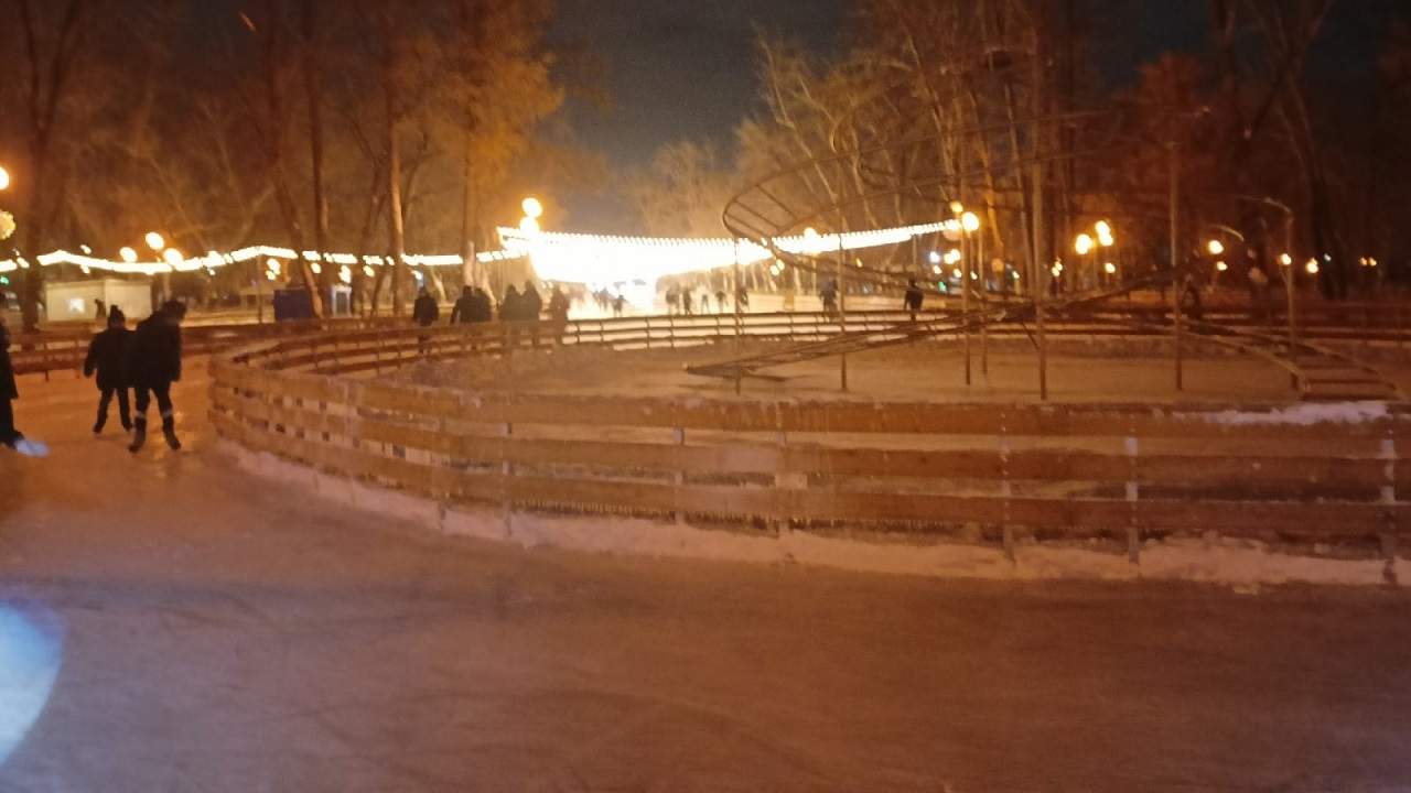 В Челябинске открылся необычный каток под открытым небом