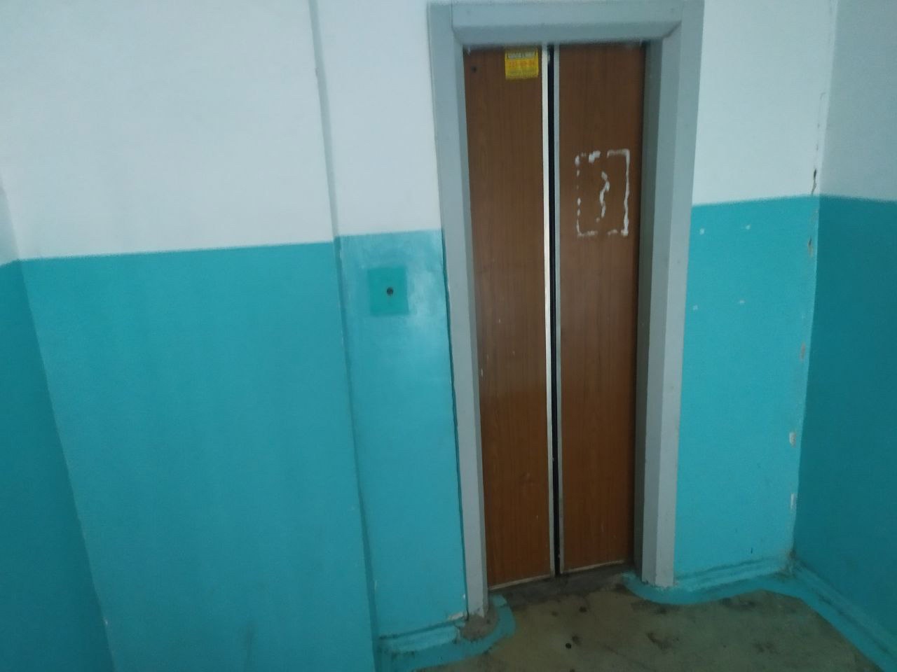 Неделями не выходят на улицу: жильцы многоэтажки в Челябинске остались без лифта 