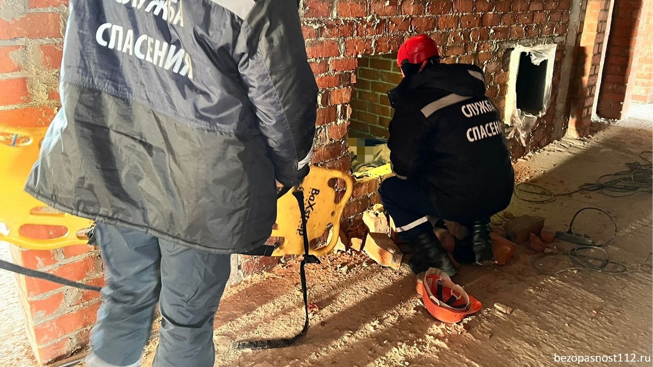 В Челябинске мужчина упал в шахту лифта и разбился