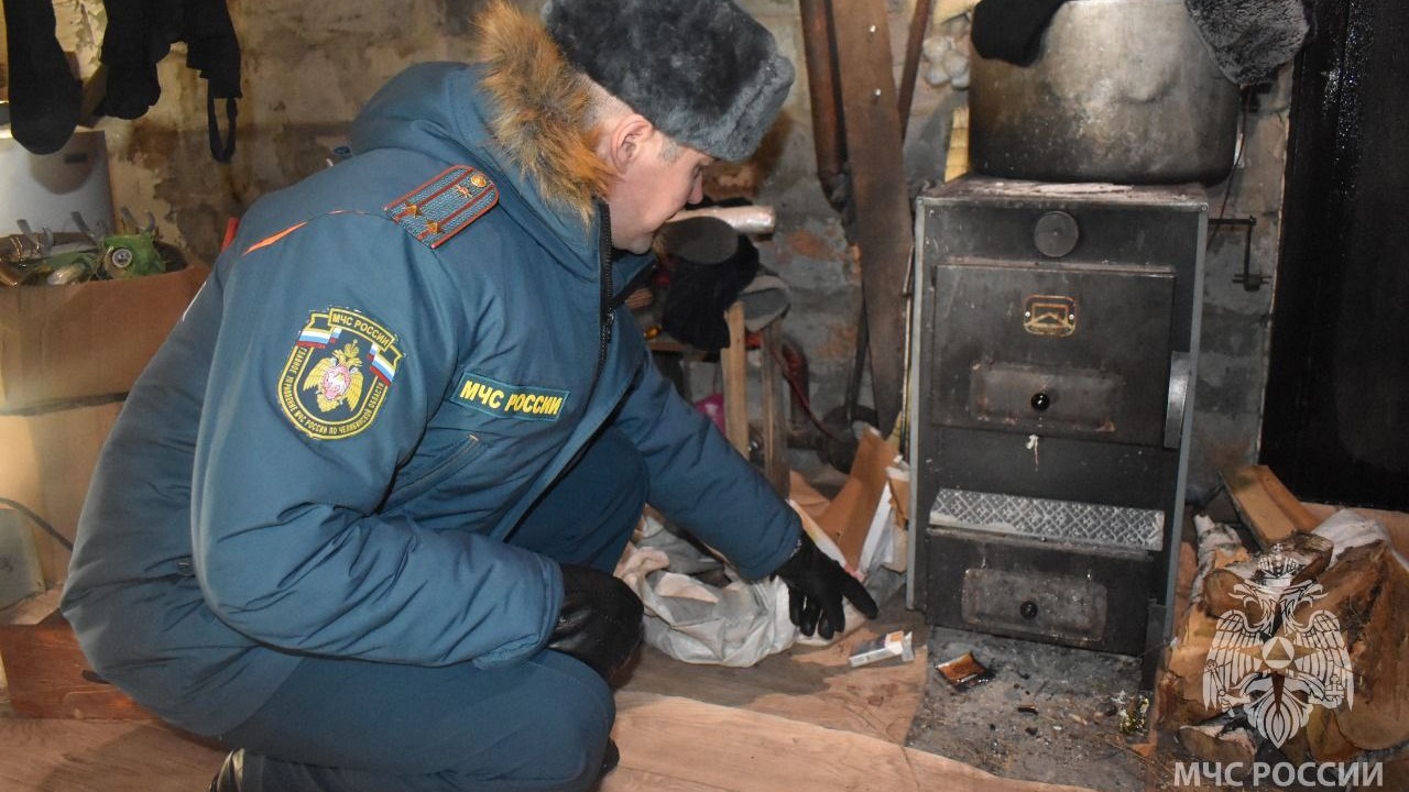 Сотрудники МЧС Челябинской области вышли на проверки печей в частных домах