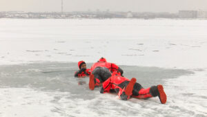 Сотрудники МЧС рассказали о безопасном поведении на льду челябинским школьникам