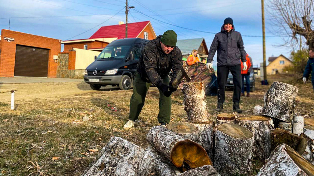 На Южном Урале пожарные заготовили дрова для пожилой матери бойца-добровольца