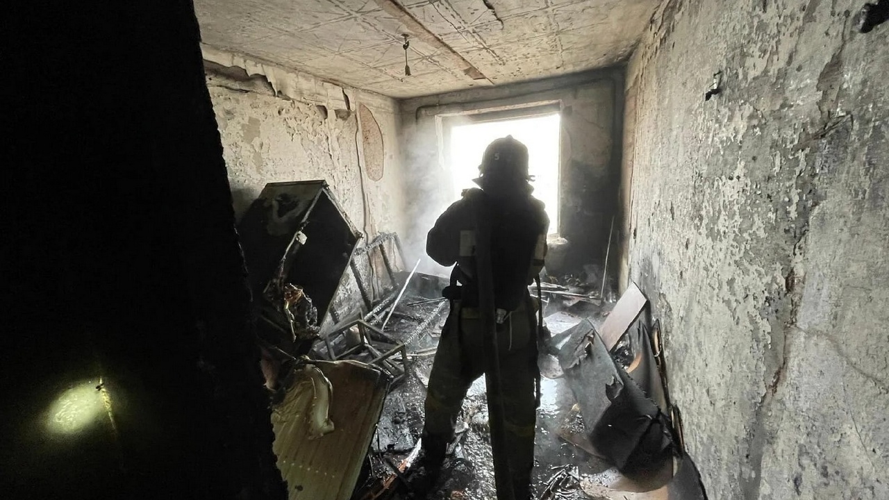 Увидел дым из окон: в Челябинске пожарный спас человека из горящей квартиры