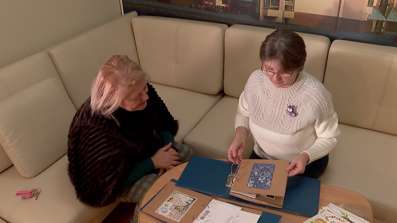 Жительница Челябинска рисует и коллекционирует самодельные открытки