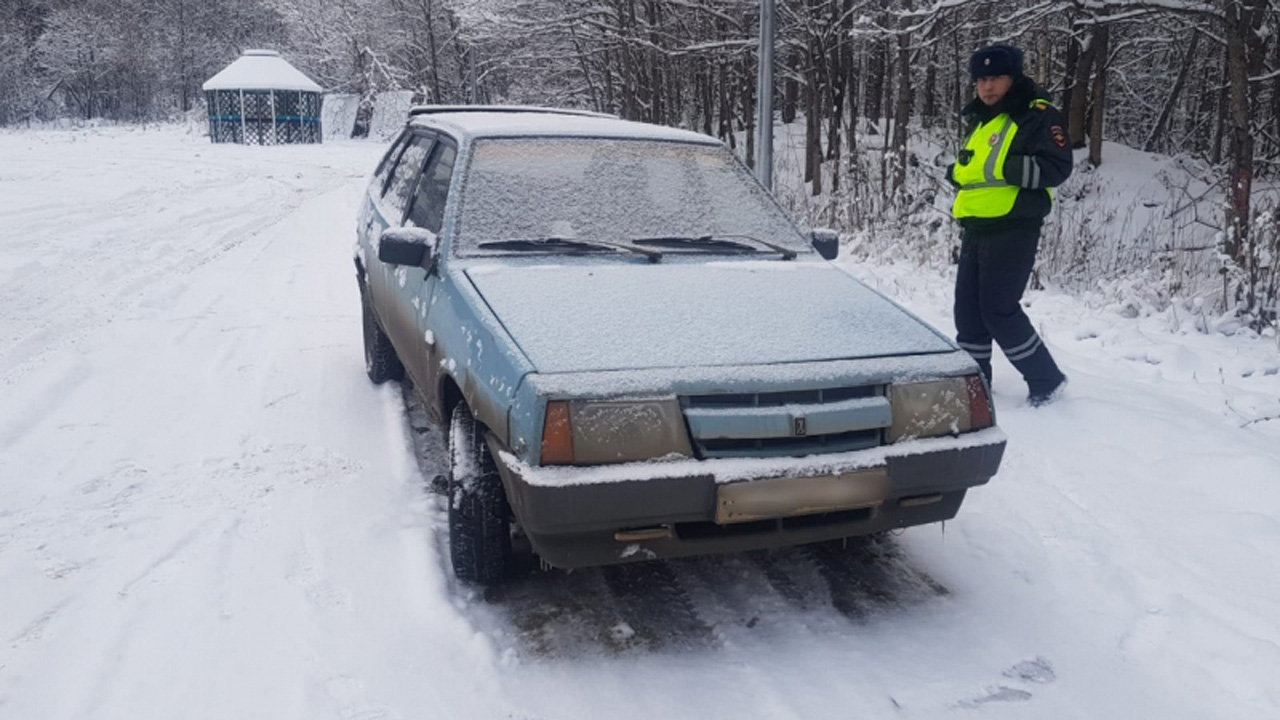 Сотрудники ДПС спасли южноуральца, который едва не замерз в машине на трассе